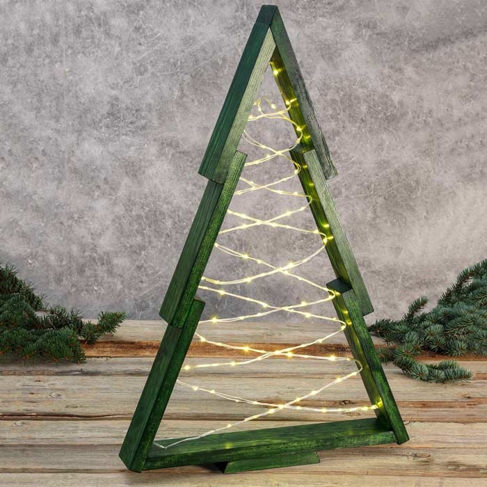 Bejdset juletræ med lyskæde