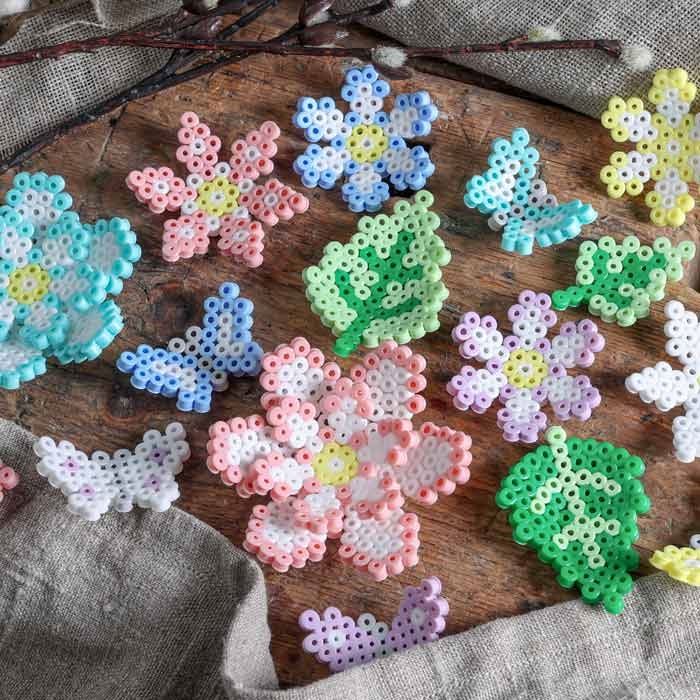 Forårsblomster og sommerfugle af rørperler