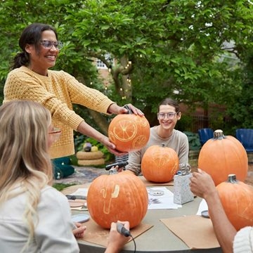 Lav mønstre i halloween græskar